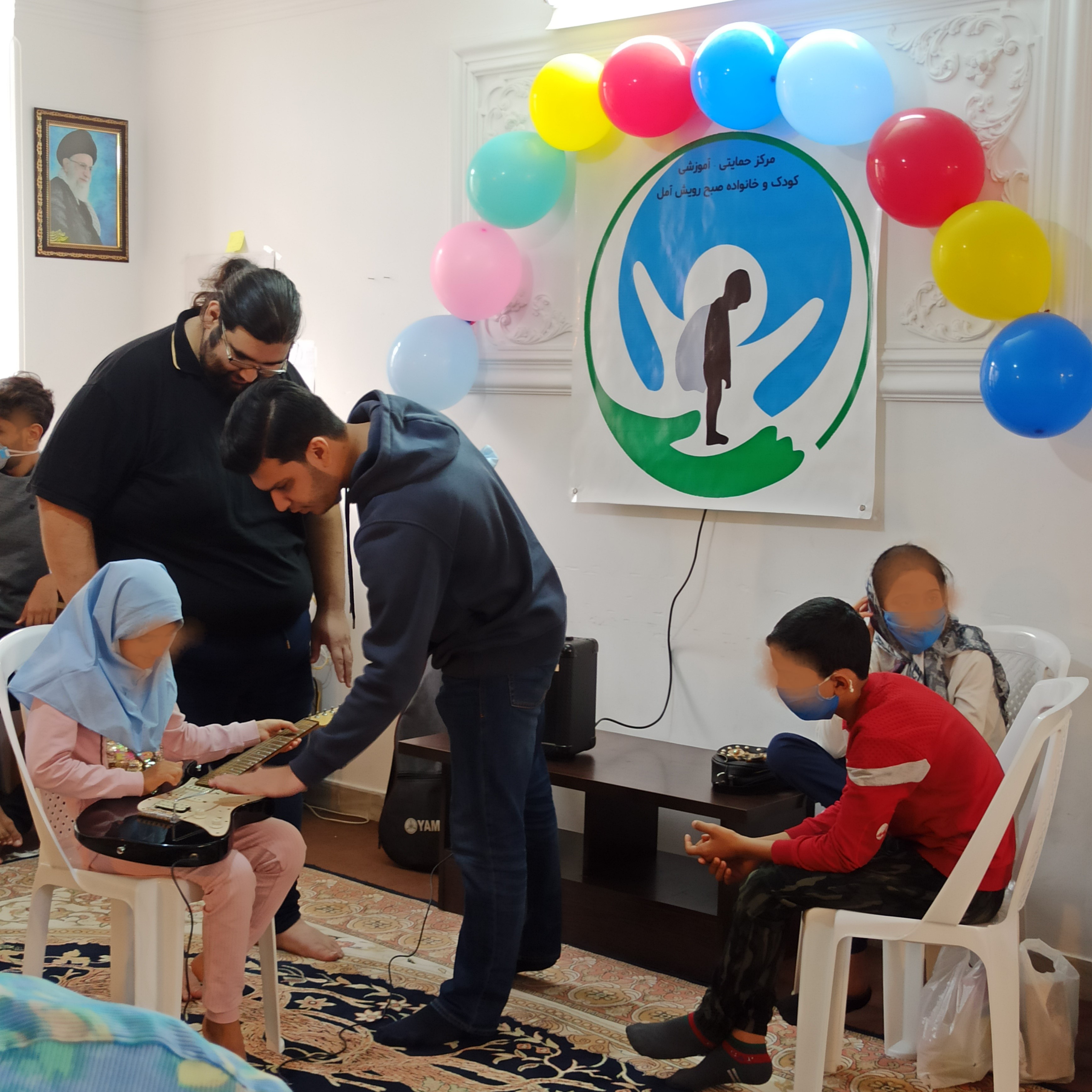 جشن بزرگداشت روز جهانی کودک با حضور اعضای کانون تئاتر دانشگاه تخصصی فناوریهای نوین آمل