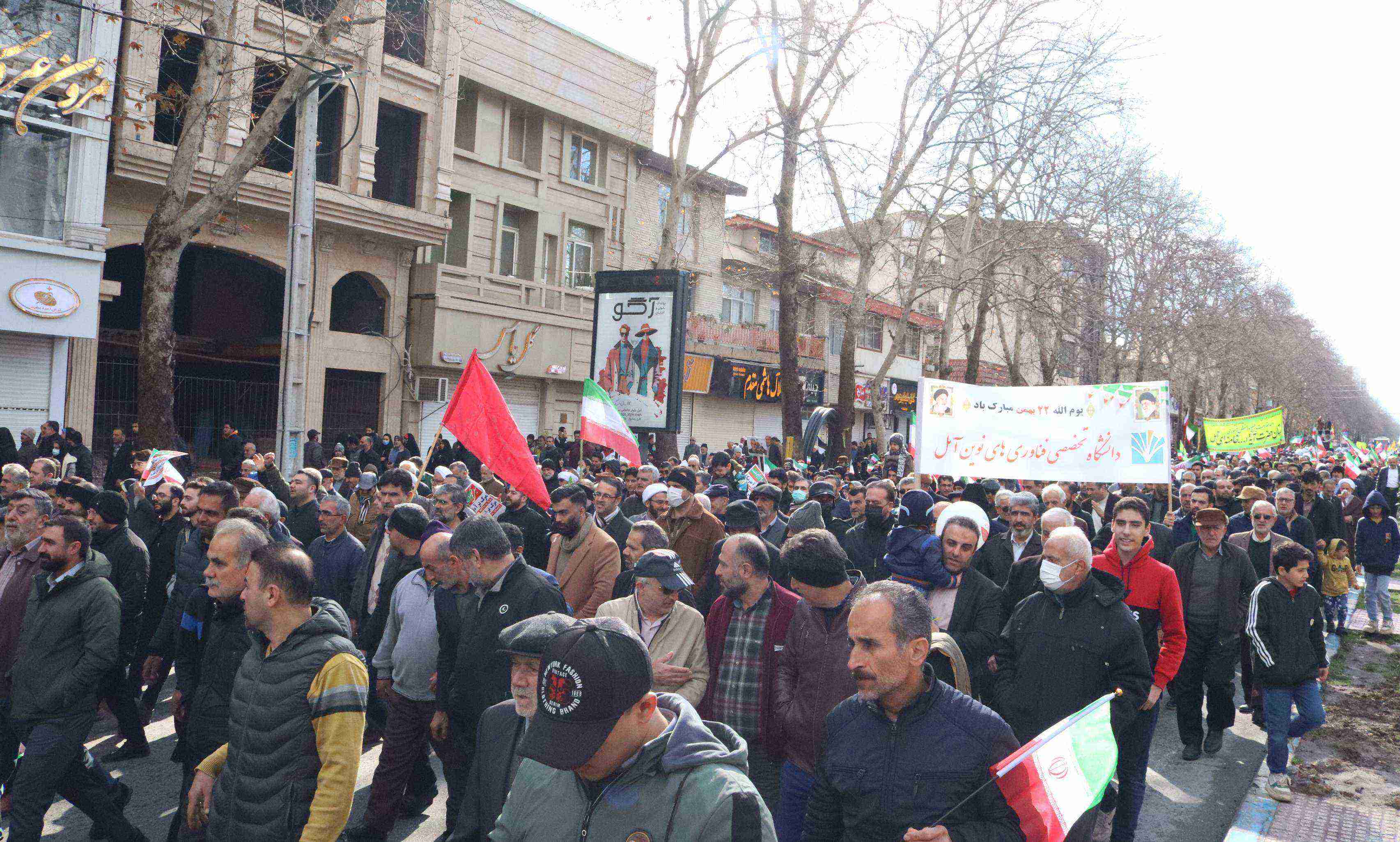 حضور دانشگاهیان دانشگاه تخصصی فناوری های نوین آمل در راهپیمایی یوم الله 22 بهمن