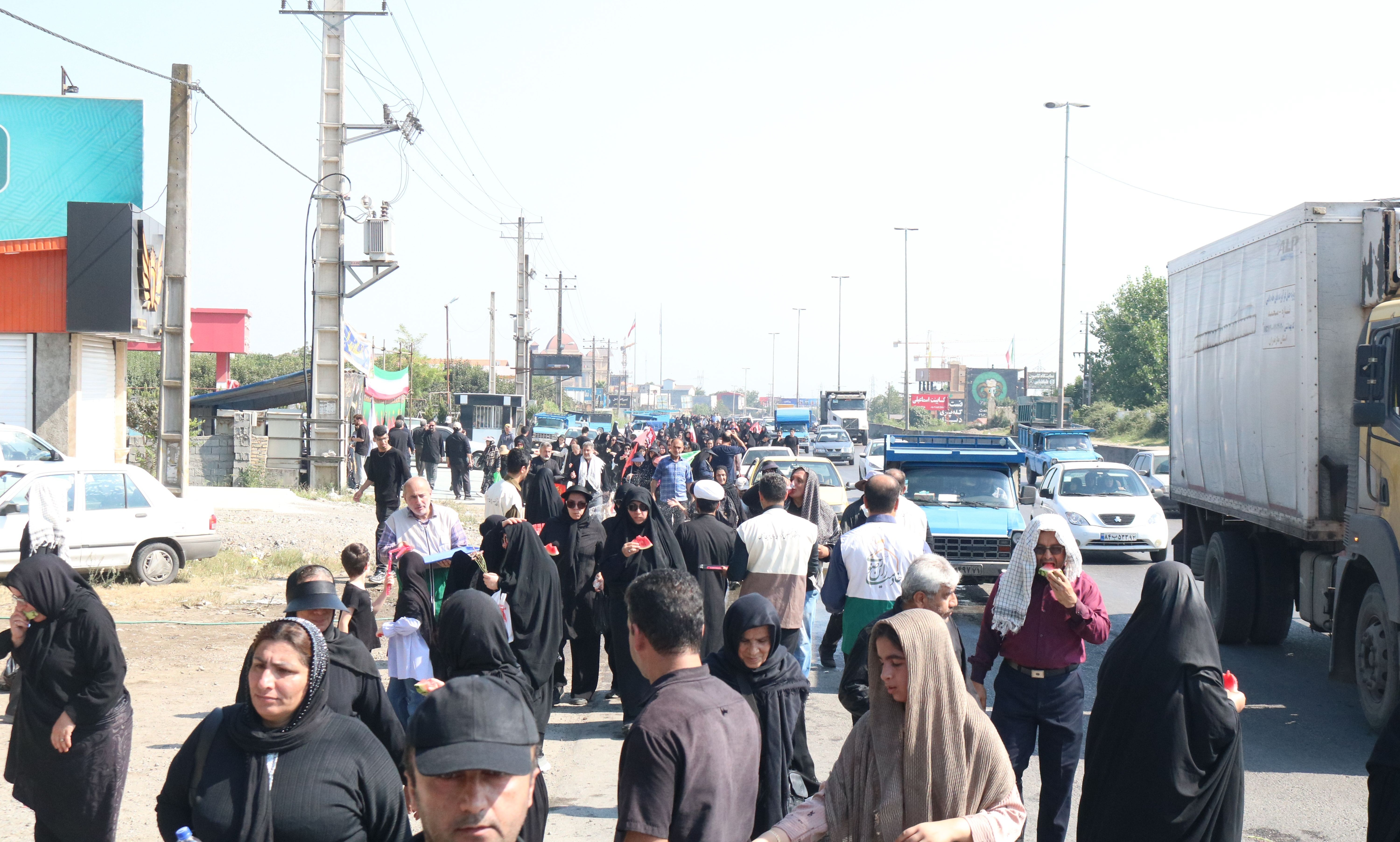 همگام با جاماندگان اربعین؛ دانشگاه تخصصی فناوری های نوین آمل در مسیر خدمت به زائران حسینی