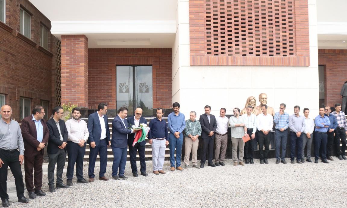 آیین پرچم همزمان با دانشگاه های سراسر کشور در دانشگاه تخصصی فناوری های نوین آمل برگزار شد / پرچم ایران؛ نماد هویت، استقلال و وحدت ملی