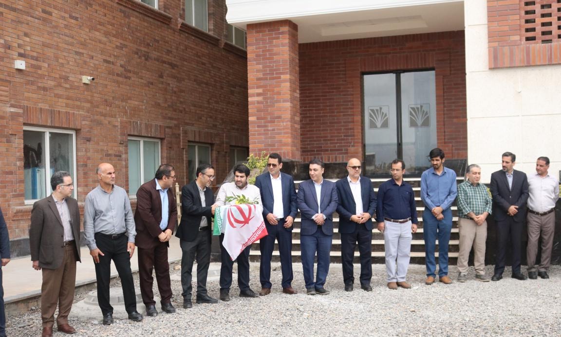 آیین پرچم همزمان با دانشگاه های سراسر کشور در دانشگاه تخصصی فناوری های نوین آمل برگزار شد / پرچم ایران؛ نماد هویت، استقلال و وحدت ملی