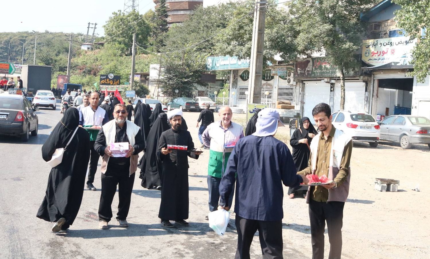 همگام با جاماندگان اربعین؛ دانشگاه تخصصی فناوری های نوین آمل در مسیر خدمت به زائران حسینی