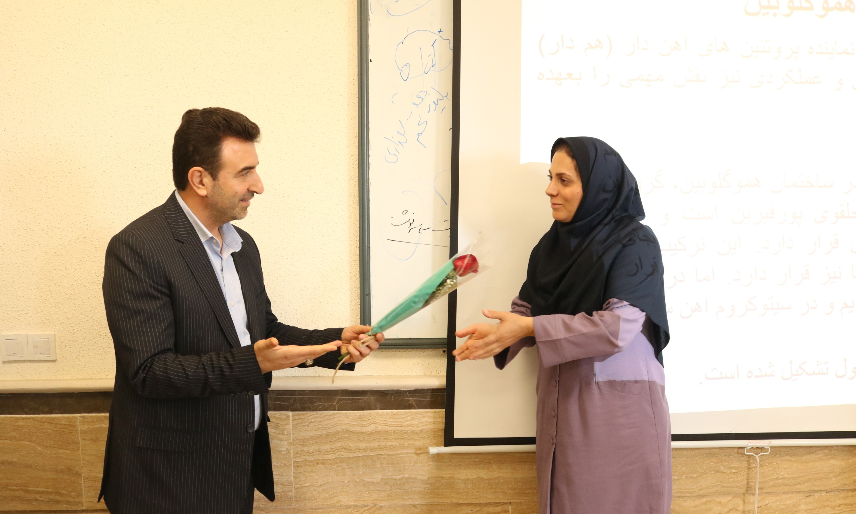 تجلیل و اهدای گل به استادان دانشگاه تخصصی فناوری های نوین آمل به مناسبت روز معلم