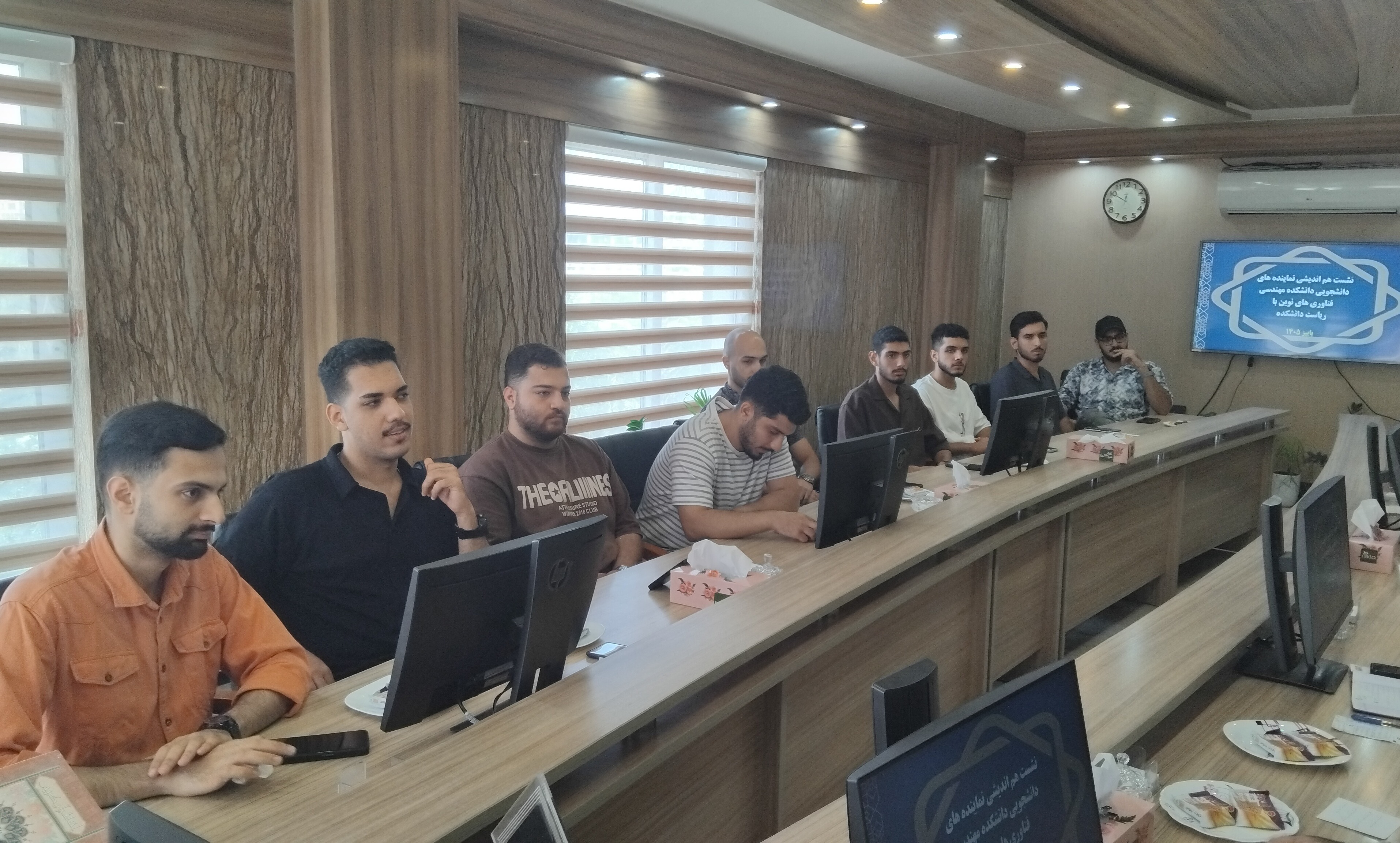نشست هم اندیشی نمایندگان دانشجویان دانشکده مهندسی فناوری های نوین با ریاست دانشکده 